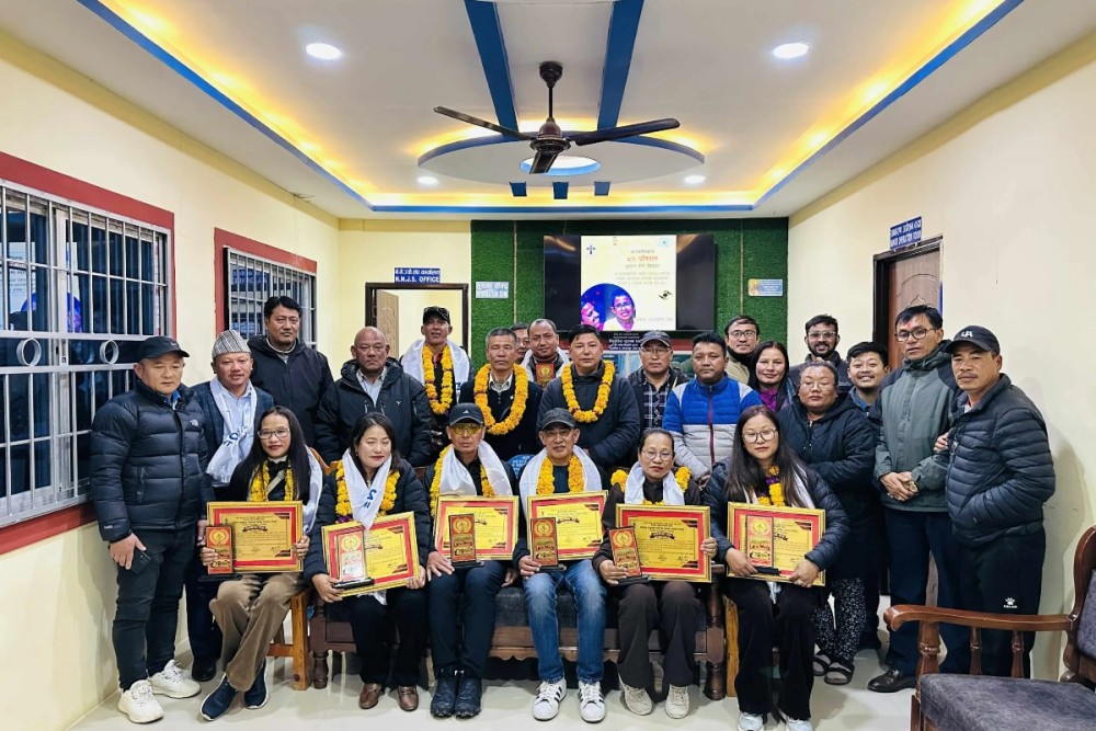 ताप्लेजुङको आँखा उपचार केन्द्रलाई सहयोग गर्ने यूकेवासी गुरुङ परिवार सम्मानित