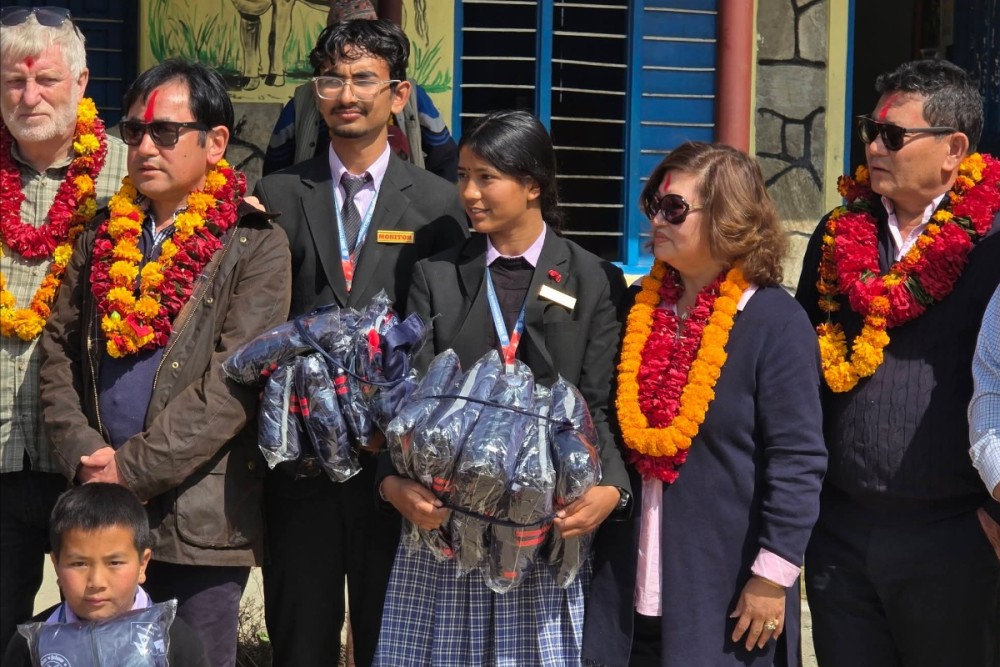 ब्रेकनको टोलीद्वारा धम्पुसका विद्यार्थीलाई ट्रयाकसुट प्रदान