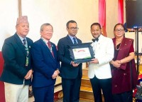 अवार्डको २० हजार रुपैयाँ बाढीपीडितलाई प्रदान गर्दै प्रकाश गुरुङ, पत्रकारितासँगै सामाजिक सेवामा पनि सक्रिय
