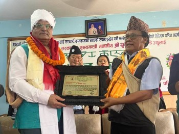 गण्डकीमा गुरुङ–मगर भाषा सरकारी कामकाजमा : तमु ह्युल छोंज धीँद्वारा मुख्यमन्त्री सुरेन्द्र पाण्डेलाई सम्मान