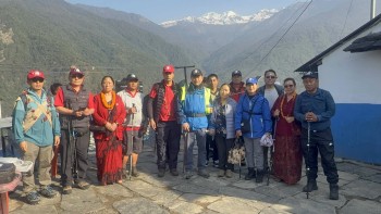 तमु प्ये ल्हु संघ यूकेको टोलीको दोस्रो दिनको यात्रा ङ्हसिखोँसम्म