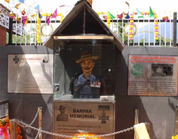 बेलायतमा भीसीबाट विभूषित गजे घलेको नाममा बारपाकमा संग्रहालय, प्रवेशद्वारमा अर्धकदको सालिक