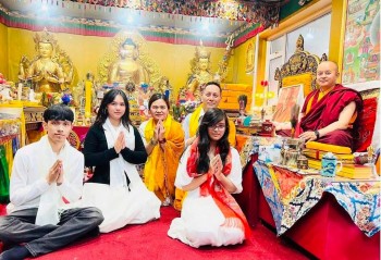 गुम्बा निर्माणका लागि बेलायत निवासी भिमप्रसाद र राधिका गुरुङको परिवारको १ लाख सहयोग
