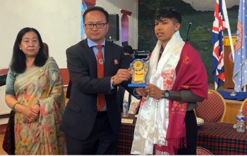 नेपाली चर्चित फुटबलर 'साम्बा'लाई लमजुङ समाज यूकेको सम्मान 
