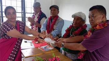 वडाध्यक्ष गुरुङको परिवारबाट विद्यालयमा २ लाखको अक्षयकोष स्थापना