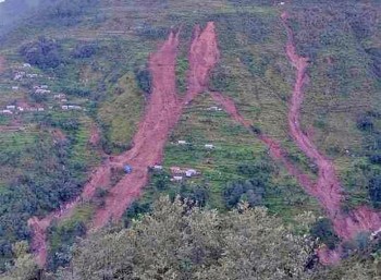 रामेछापमा पहिरोले तीन घर पुरिँदा ६ को मृत्यु, ४ जना बेपत्ता, म्याग्दीमा बाढीले गाडी बगायो