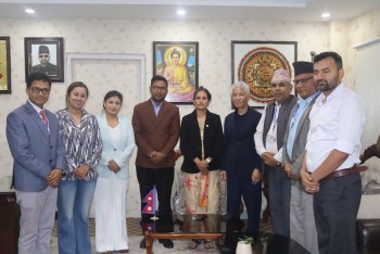 भोटेकोशी बाढीमा परेका बालबालिकाको साथमा शेष घले दम्पती