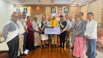 भोटेकोशी बाढीपीडितका लागि तमु धिं नेपालले हस्तान्तरण गर्‍यो ७० लाखभन्दा बढी राहत