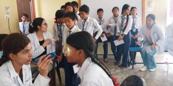 सहारा आधारभूत विद्यालयमा हिमालयन आँखा अस्पतालको नि:शुल्क शिविर