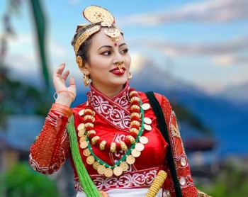 मिस युनिभर्समा नेपाली पोशाकमा चिटिक्क बुढाथोकी