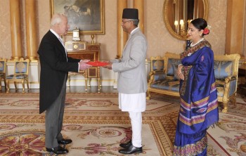 नेपाली राजदूत घिमिरेद्वारा बेलायती राजा चार्ल्स तृतीयसमक्ष ओहोदाको प्रमाणपत्र पेस