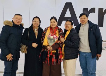 बेलायत आइपुगिन् लोक तथा दोहोरी गायिका निरा थापा मगर