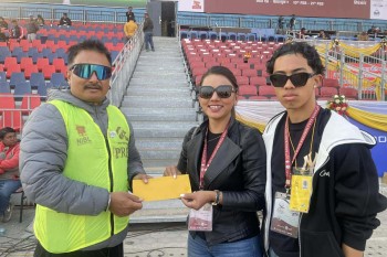 फोटो पत्रकार अक्षयकोषमा अभिनेत्री गुरुङको ११ हजार १११ रुपैयाँ सहयोग