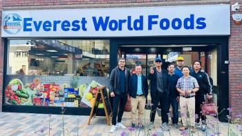 नेपाली महानायक हमाल पुगे क्याम्बर्लीको एभरेस्ट वर्ल्ड फुड्स सुपरमार्केटमा