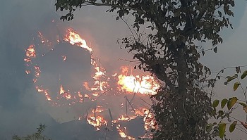 तेह्रथुमको हातिखर्कमा भीषण आगलागी, १४ घर जलेर नष्ट