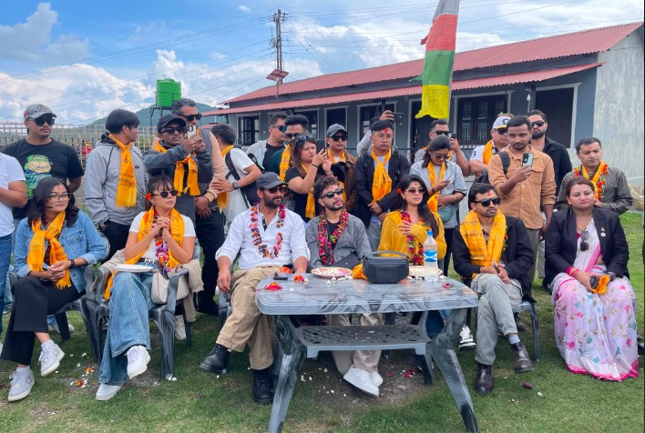 सिनेमा संवादका लागि ल्वाङ गाउँ पुगेको पत्रकार र कलाकारको टोलीलाई भव्य स्वागत (तस्बिरहरु)