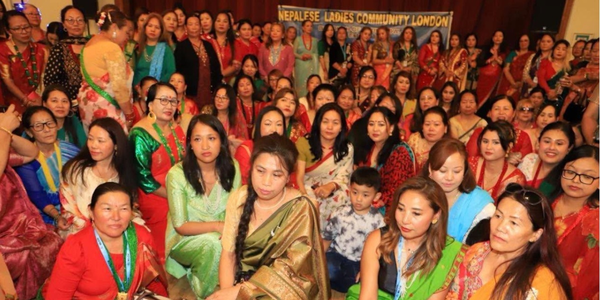 तीज मनाउँदै नेप्लिज लेडिज कम्युनिटी हाउन्स्लोले बाढीपीडितका लागि २ हजार ४२६ पाउन्ड संकलन गर्‍यो